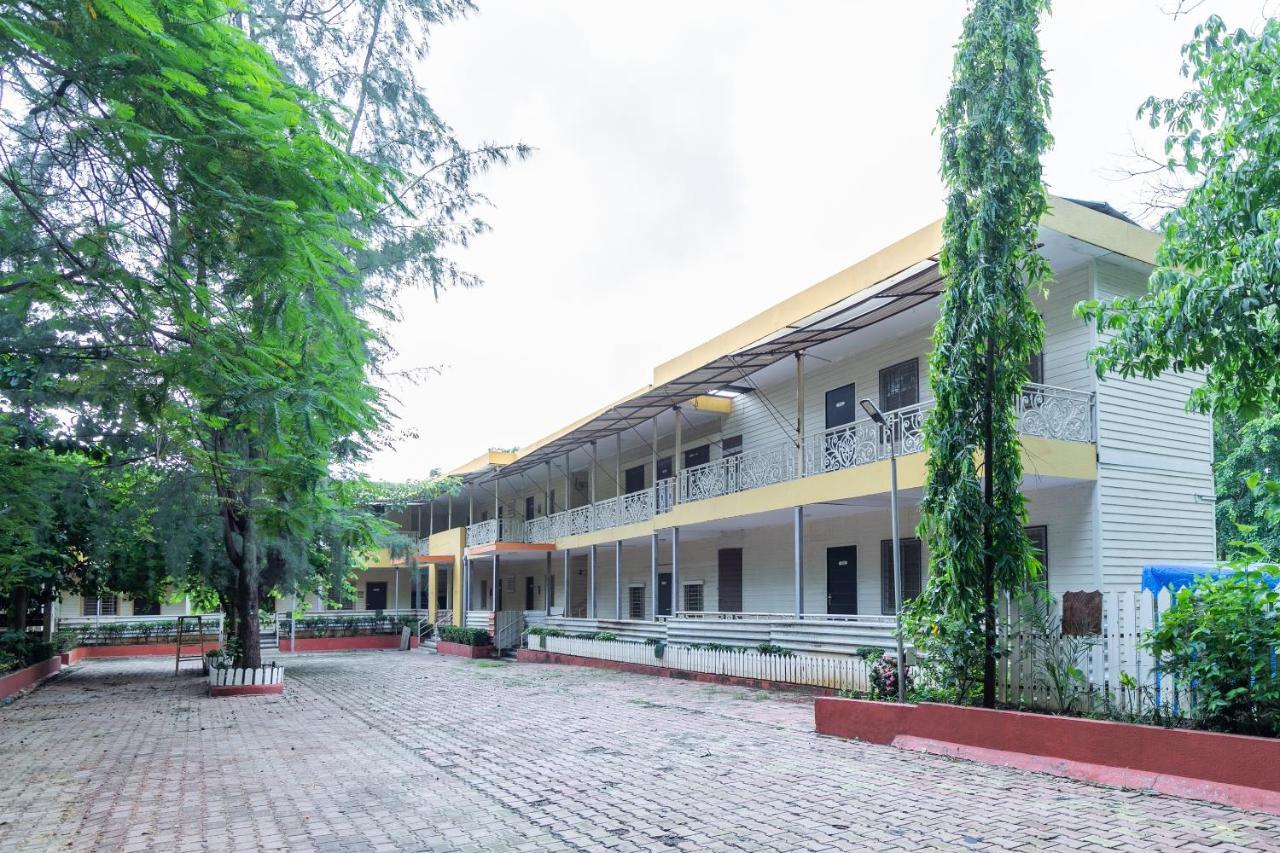 Capital O 47539Capital O Umbergaon Club Hotel Umargam Exterior photo