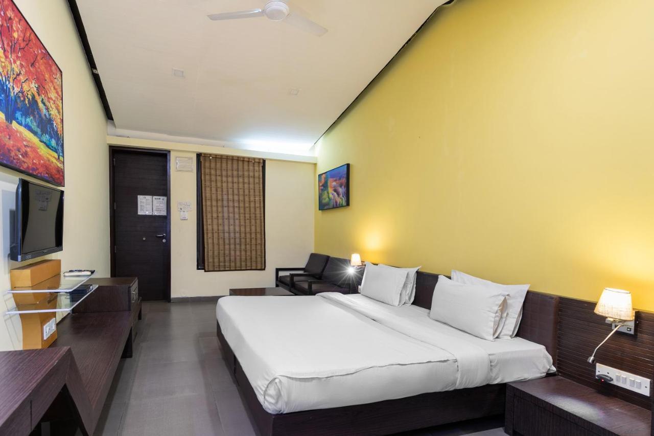 Capital O 47539Capital O Umbergaon Club Hotel Umargam Exterior photo